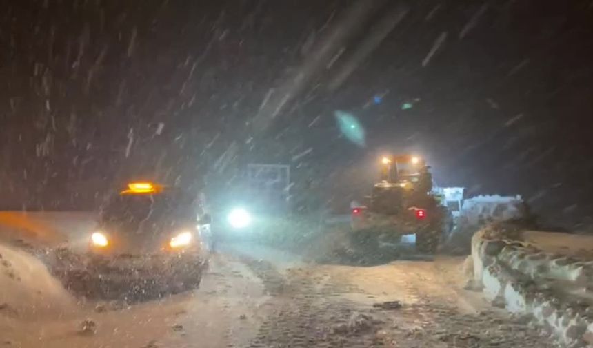 Bitlis'te mahsur kalan doğal gaz tankeri kurtarıldı