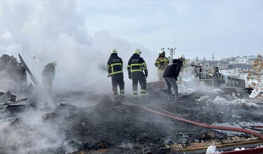 Diyarbakır'da okulun çatısında yangın