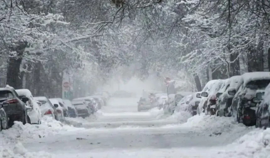 Diyarbakır'da yoğun kar yağışı: Otomobil mahsur kaldı