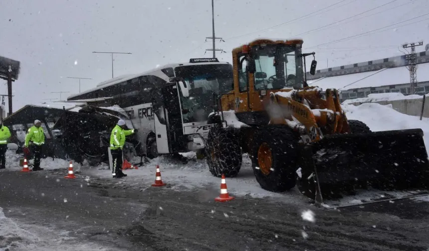 Diyarbakır'dan Bitlis istikametine giden otobüs polis noktasına çarptı: 4 polis yaralandı