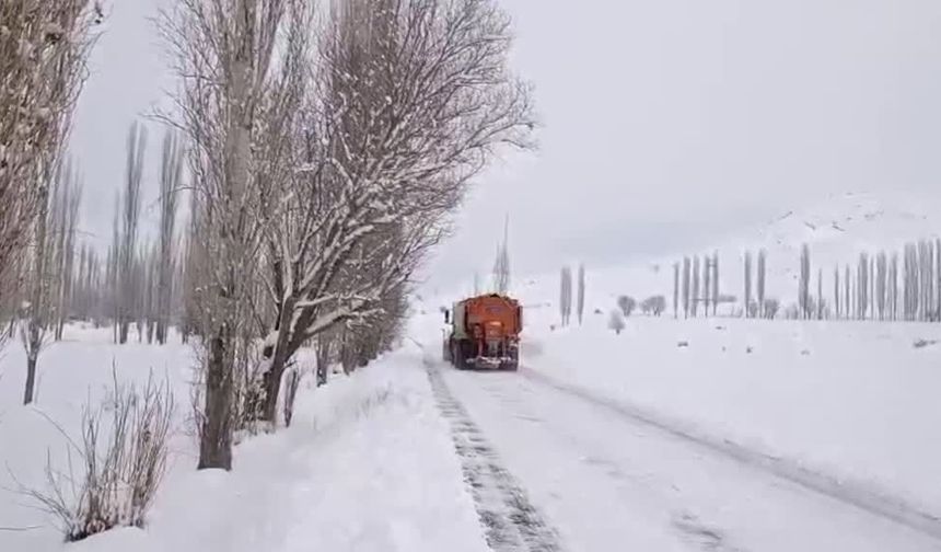 Kars'ta 143 köy yolu ulaşıma kapandı: Ekipler sahada