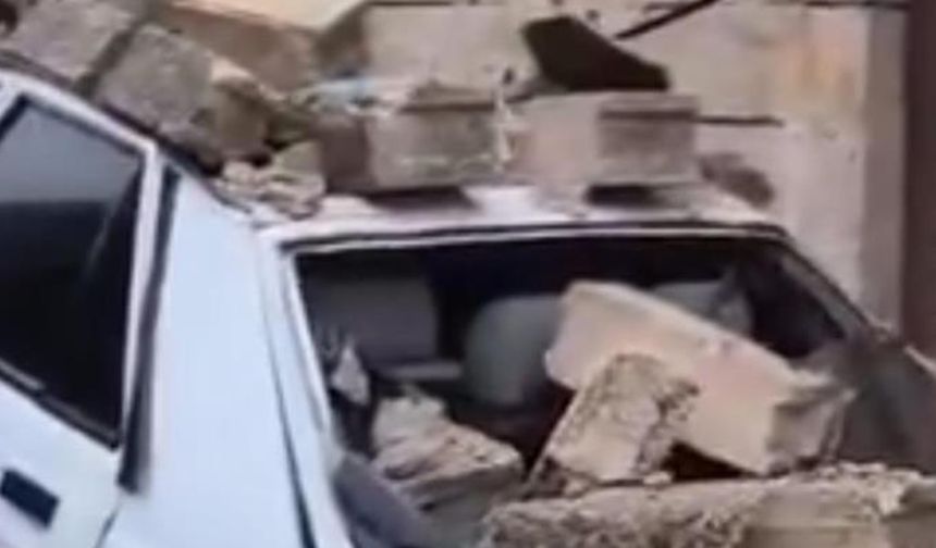 İstinat duvarı otomobilin üzerine devrildi