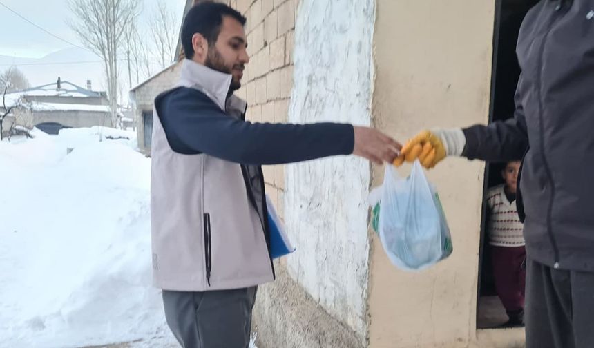 Umut Kervanı’ndan Van Muradiye’de ihtiyaç sahiplerine yardım
