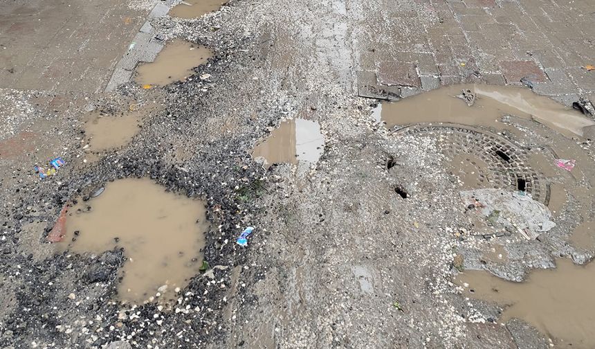 Diyarbakır'da çöken yollar gün yüzüne çıktı