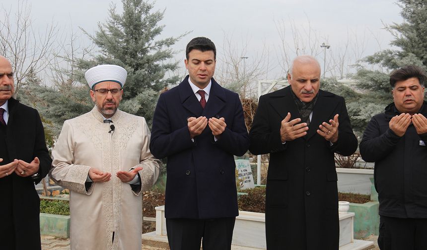 6 Şubat depreminde vefat edenler mezarı başında yad edildi