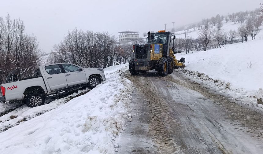 Kulp'ta kar yağışı kırsal yolları kapattı