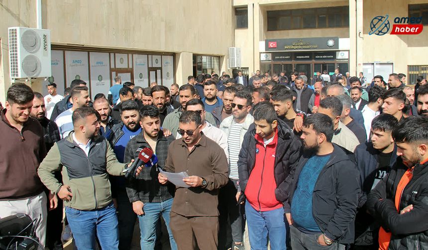 Taksiciler Diyarbakır büyükşehir belediyesi önünde eylemde