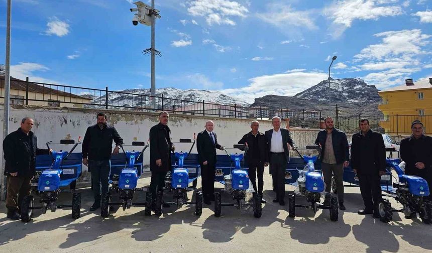 Çüngüş'te üreticilere tarım aletleri dağıtıldı