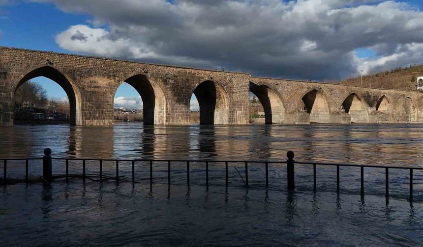 Dicle Nehri'nde su seviyesi yükseldi