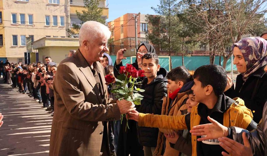 Diyarbakır'da 43 yıllık öğretmen çiçeklerle uğurlandı