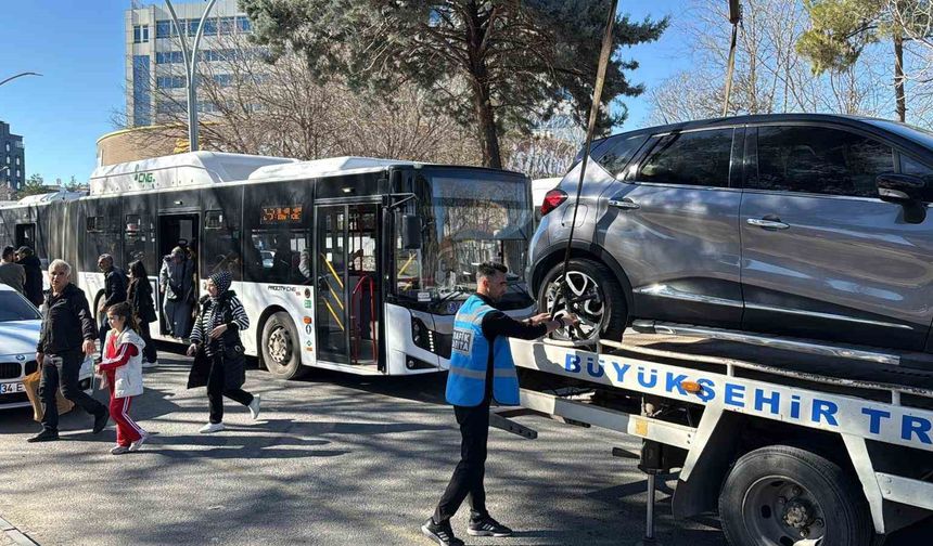 Diyarbakır'da durak önlerine park eden araçlar çekildi