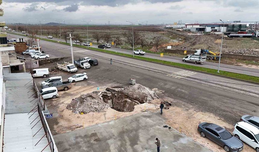 Diyarbakır'da oluşan dev çukur dronla görüntülendi