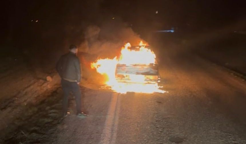 Diyarbakır'da seyir halindeki otomobil yandı