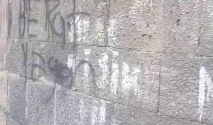 Diyarbakır'ın surlarını yazı tahtasına çevirdiler