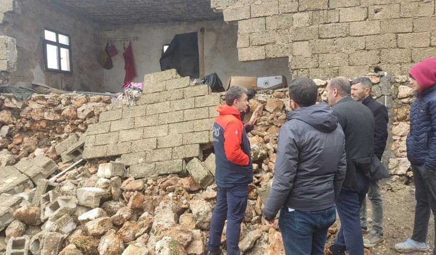 İdil'de şiddetli yağışa dayanamayan ev yıkıldı