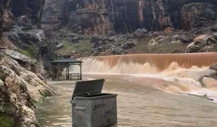 Sinek Çayı'nın su seviyesi yağışlarla yükseldi