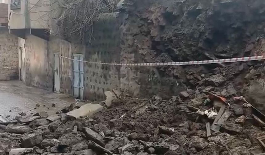 Siverek'te duvar çöktü: 2 çocuk saniyelerle kurtuldu