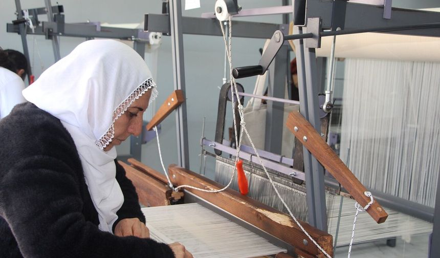 Bin yıllık geçmişe sahip Mardin’e özgü buhari kumaşı ilmek ilmek dokunuyor