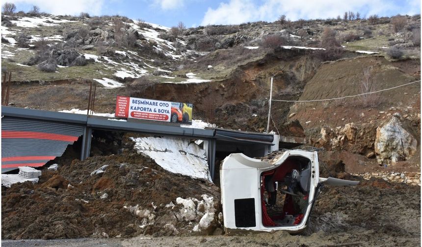 Bitlis’te iş yerleri heyelanın altında kaldı