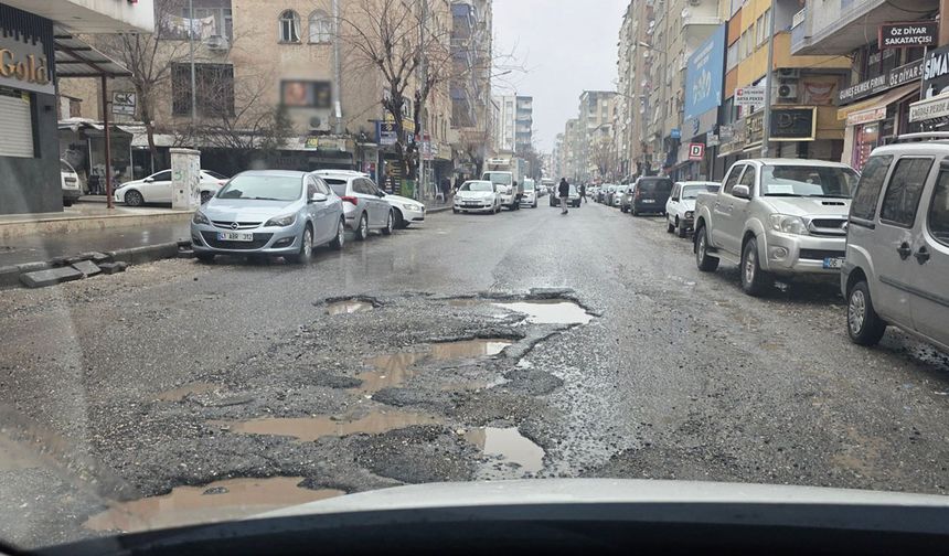 Diyarbakır'da yollar delik deşik: Sürücüler belediyeye tepkili