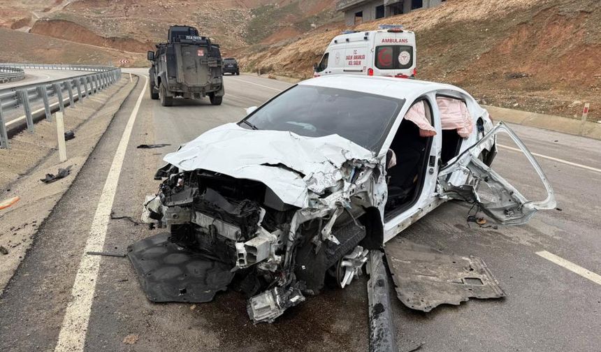 Cizre’de virajı alamayan otomobil bariyerlere çarptı: 5 yaralı