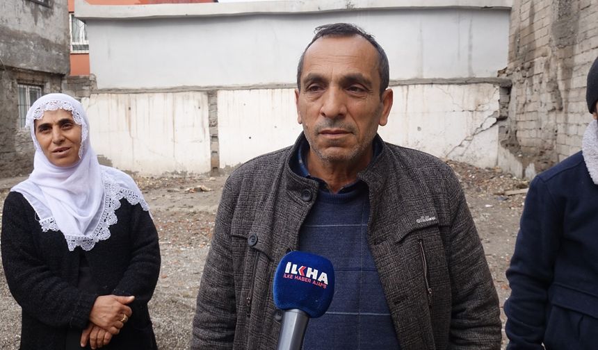 Depremde evi yıkılan aile, ruhsat gerekçesiyle konut yapamıyor