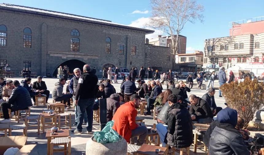 Diyarbakır'da güneş yüzünü gösterdi, vatandaşlar sokaklara çıktı