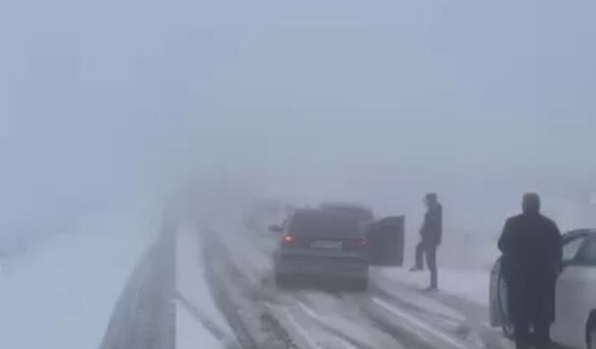 Diyarbakır-Şanlıurfa karayolunda kar ulaşımı olumsuz etkiledi