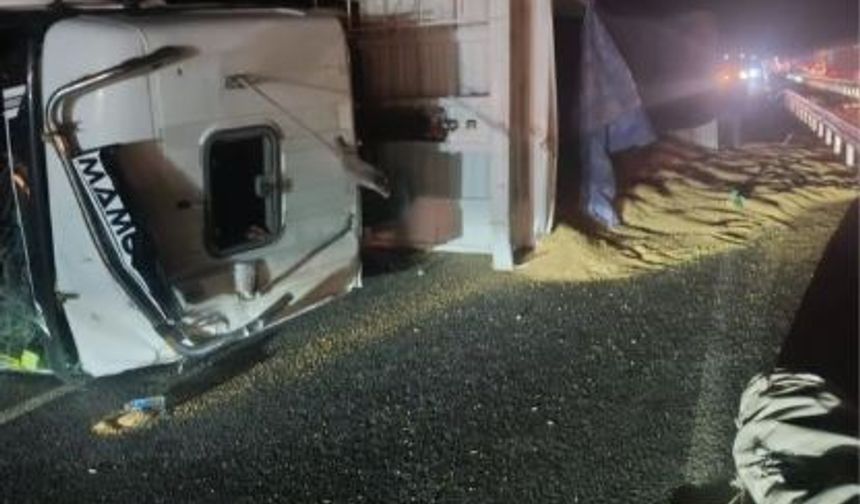 Diyarbakır'da buğday yüklü TIR devrildi