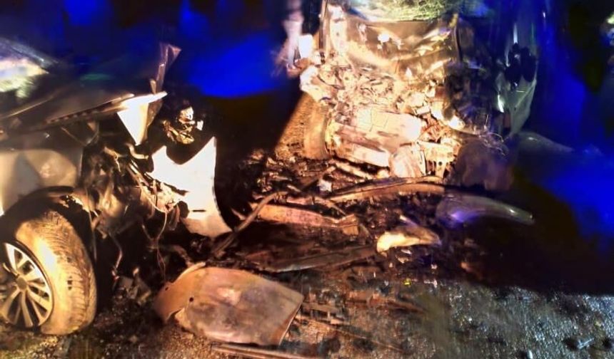 Diyarbakır’da iki otomobil kafa kafaya çarpıştı: 2’si çocuk 3 ölü, 3 yaralı