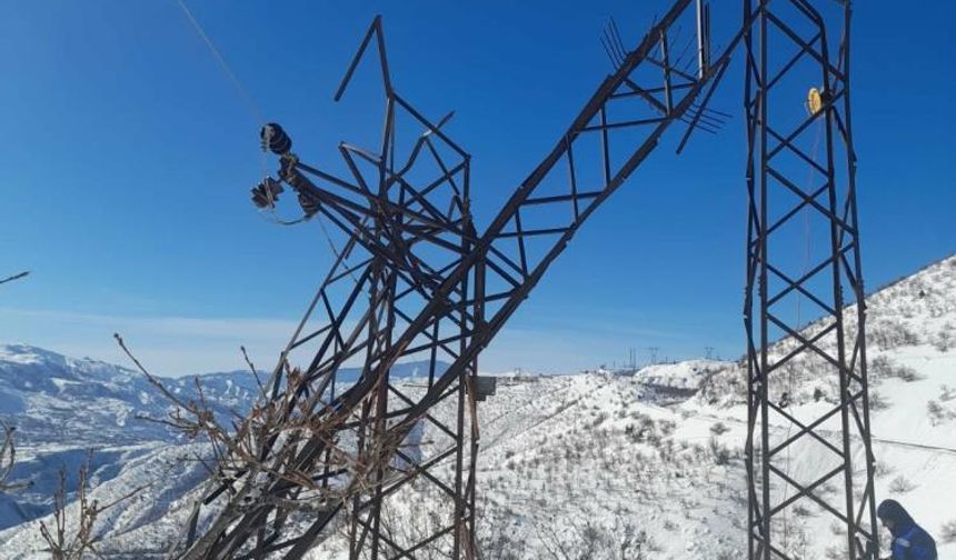 Diyarbakır'da kar kalınlığı 3 metreyi buldu: 300 elektrik direği devrildi