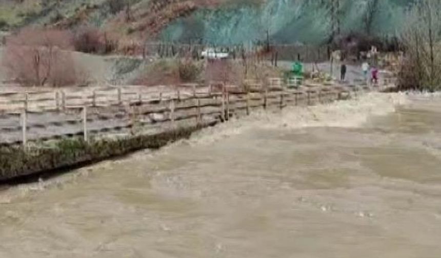 Diyarbakır'da sağanak sonrası taşan dere görüntülendi