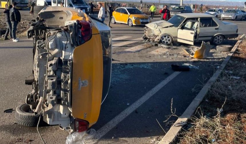 Diyarbakır'da taksi ile otomobil çarpıştı: 2 yaralı