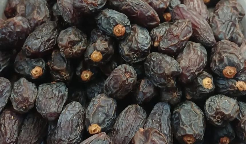 Diyarbakır'da hurma tezgâhları yoğun ilgi görüyor