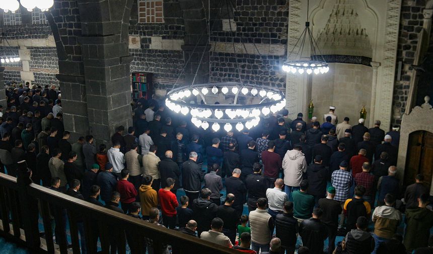 Diyarbakır'da Beraat Kandili dualarla idrak edildi