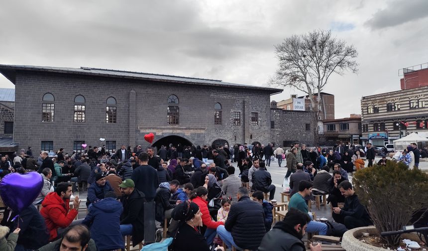 Diyarbakır’da güneşli hava Sur’u doldurdu