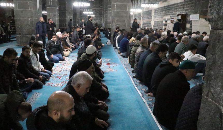 Diyarbakırlılar teravih namazı için camilere akın etti