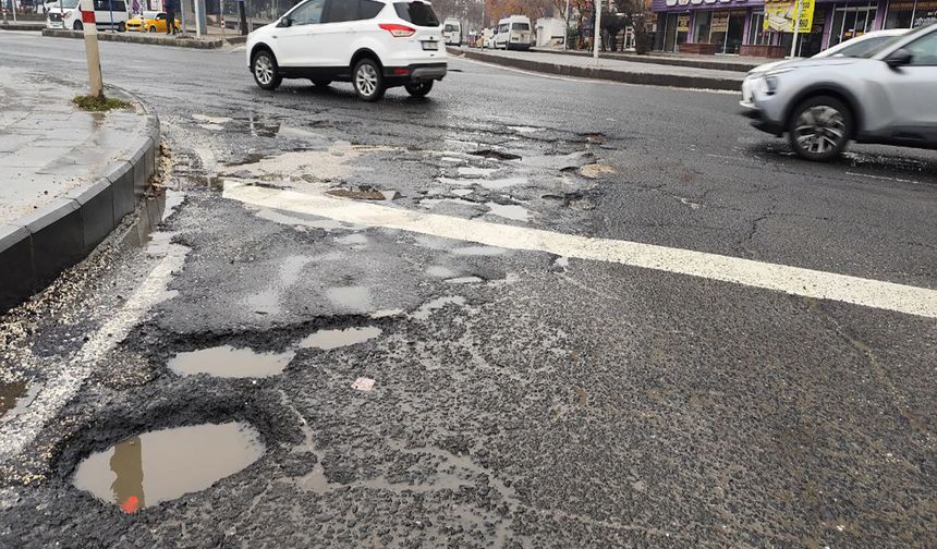 Diyarbakır'da kar eridi, bozuk yollar gün yüzüne çıktı