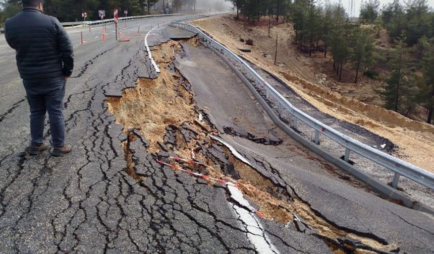 Mersin’de yağış sonrası yolda 2 metrelik çukur oluştu