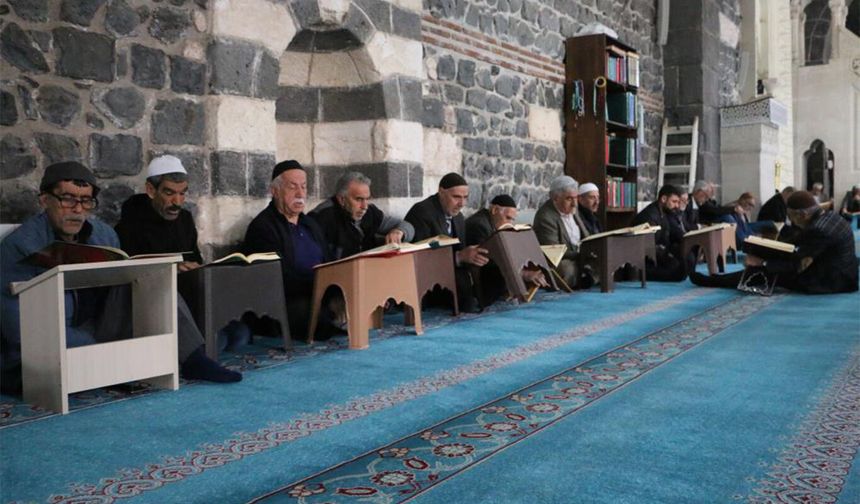 Diyarbakır Ulu Cami'de mukabele geleneği asırlardır sürüyor