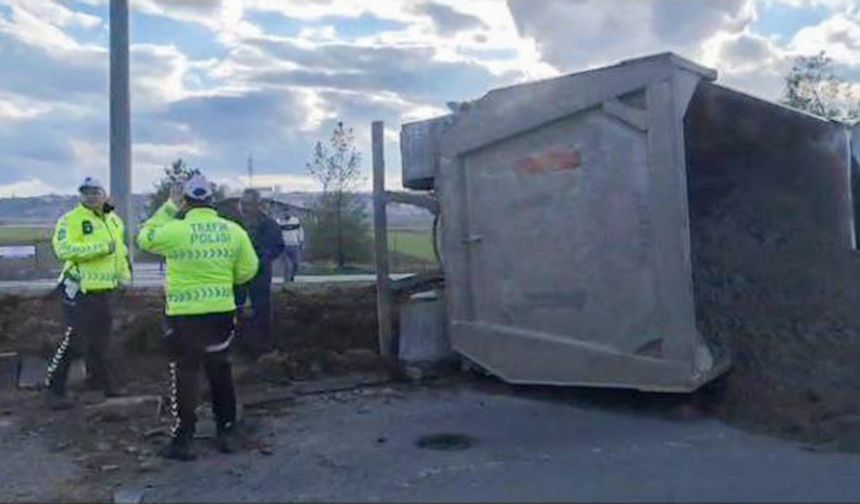 Diyarbakır’da hafriyat kamyonu refüje çarpıp devrildi