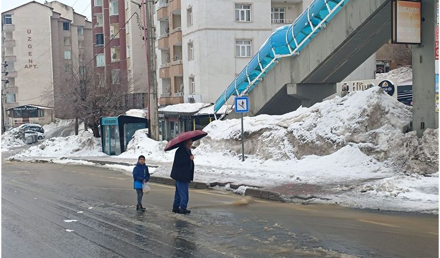 Sağanak yağış Bitlis’te yolları göle çevirdi