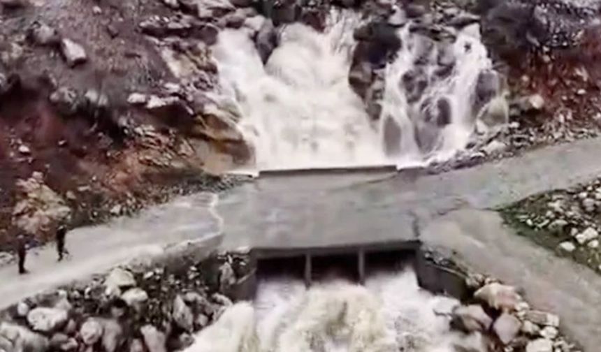 Diyarbakır'da yoğun yağış sonrası dağın içinden çıkan su şelaleye dönüştü