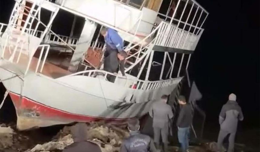 Diyarbakır'da kısmen batan tekne halat yardımıyla kurtarıldı