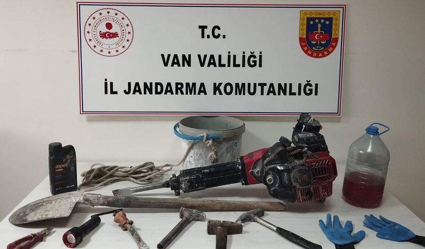 Van’da defineciler suçüstü yakalandı