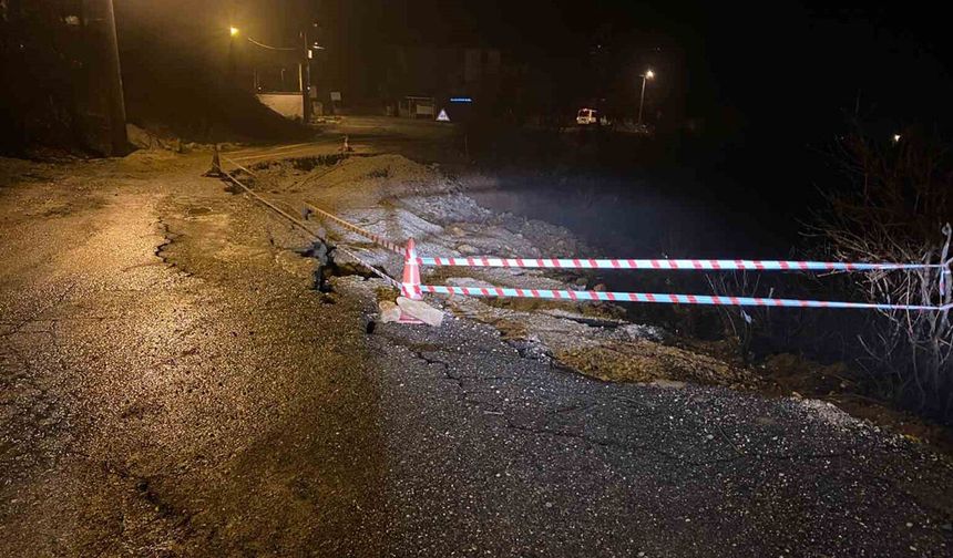 Diyarbakır'da sağanak nedeniyle yol çöktü