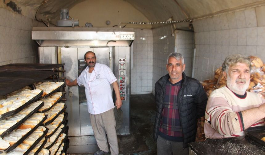 300 derece sıcaklıkta hem çalışıyor hem de oruç tutuyorlar