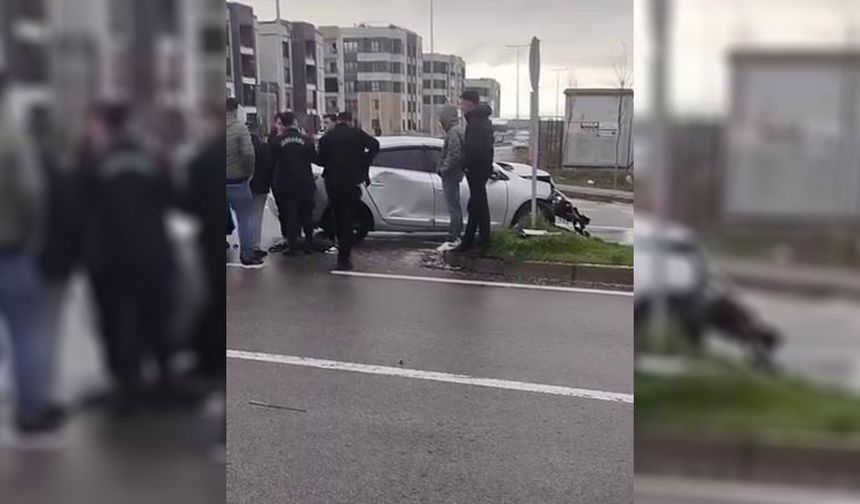 Diyarbakır'da trafik kazası: Araç refüje çarparak durabildi