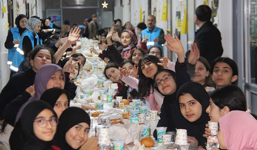 Diyarbakır'da öğrenciler iftar sofrasında buluştu