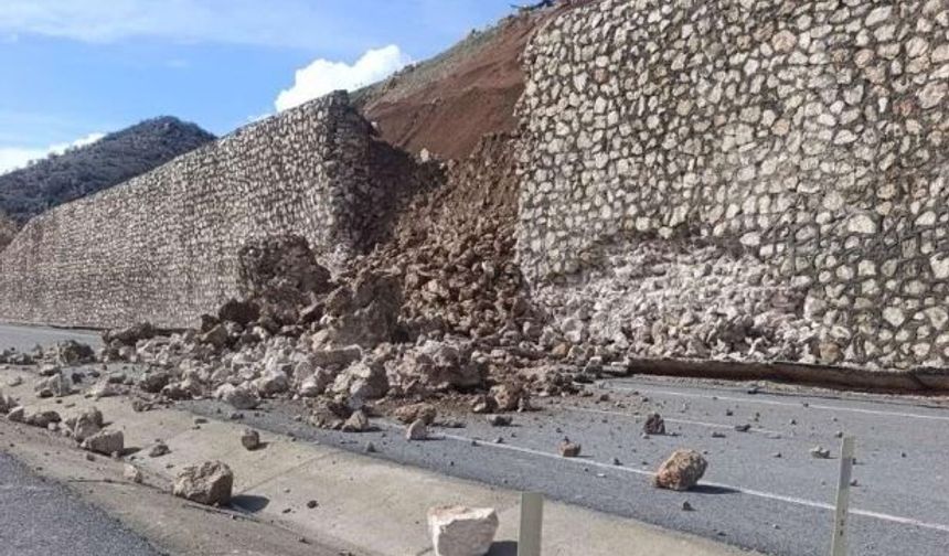 Diyarbakır yolundaki istinat duvarı yıkıldı